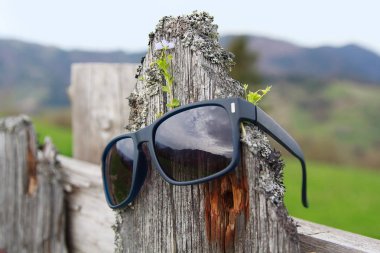 Eski bir çit kırsal güneş gözlüğü dayan
