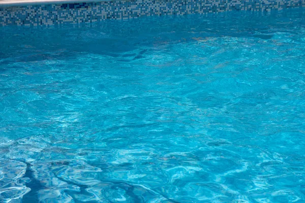 Синяя чистая вода в бассейне. Отпуск — стоковое фото