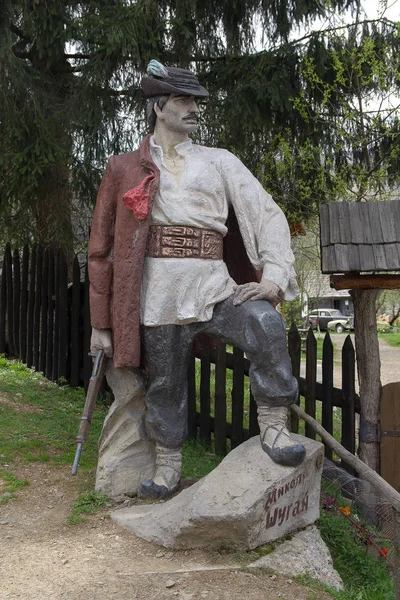 Kolochava, Ucrânia - 18 de abril de 2016: Monumento ao ladrão nacional Nikola Shugai na entrada do museu "Old Village " — Fotografia de Stock