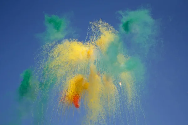 Fuochi d'artificio di giorno fatti di fumo colorato. Vacanze — Foto Stock