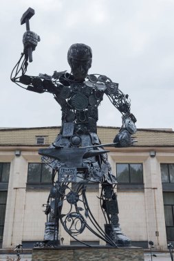 Donetsk, Ukrayna - 09 Mayıs 2017: Hephaistos demir heykel parkta dövme figürleri