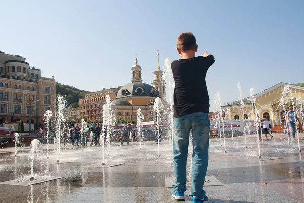 Kiev, Ucrania - 18 de agosto de 2015: Niño en una fuente en un caluroso día de verano — Foto de Stock