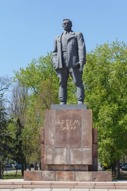 Donetsk, Ukrayna - 29 Nisan 2017: Onun şerefine isimlendirilmiştir sokakta devrimci Sergeev (Artem) anıt