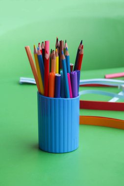 Çok renkli kalemler ve işaretleyiciler masanın üzerinde. Eğitim ve yaratıcılık