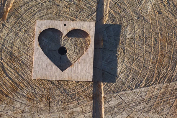 Drewniane serce na starych powierzchni pęknięty — Zdjęcie stockowe
