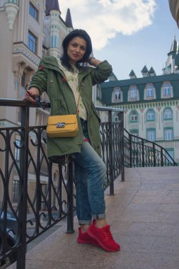 Sokakta sarı çanta ile güzel bir kadın. İnsanlar