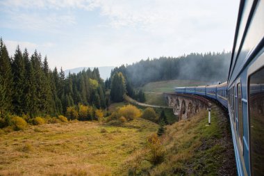 Güneşli Köyü'nde tren penceresinden görüntüleyin. Karpatlar, Ukrayna