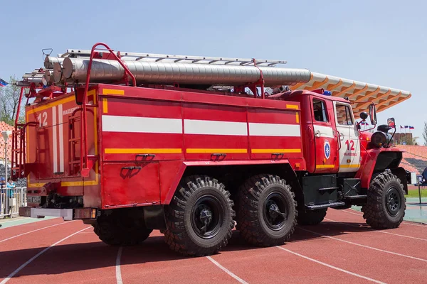 Donetsk, Oekraïne - 29 April 2017: Brandweerwagen in het stadion tijdens een brand crossfit — Stockfoto