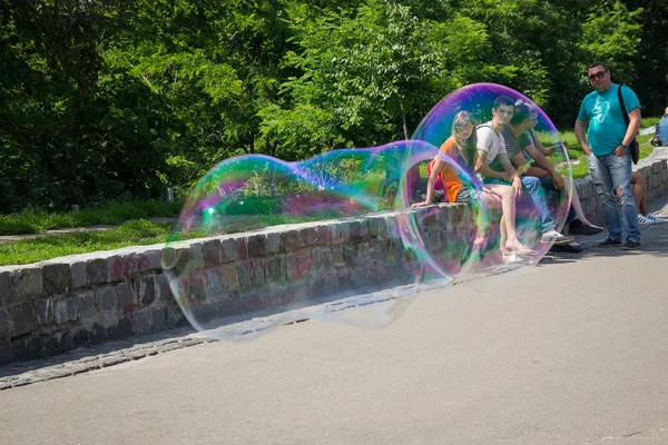 Киев, Украина - 04 июня 2016 года: Большой пузырь и отдыхающие граждане на Пейзажной аллее — стоковое фото