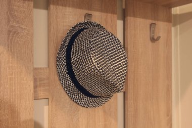 Şık şapka bir askı koridorda asılı