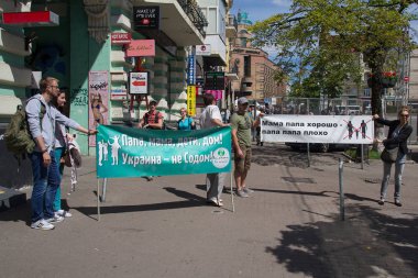 Kiev, Ukrayna - 12 Haziran 2016: Rakipler cinsel azınlık bir poster ile geçit 