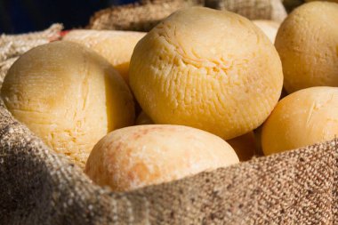 Bir sepet closeup içinde peynir kafa. Gıda