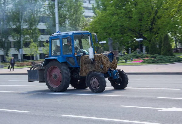 Donezk, Ukraine - 17. Mai 2017: alter Traktor auf der zentralen Straße der Stadt — Stockfoto