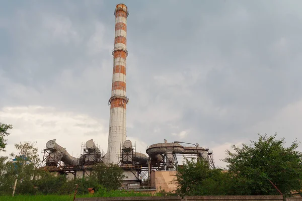 古い工場の背の高いパイプです。業界とエコロジー — ストック写真