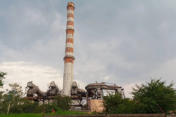 Lange pijp van een oude fabriek. Industrie en ecologie — Stockfoto