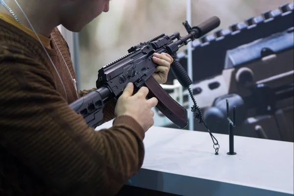 Un homme avec un fusil automatique au comptoir. Armes — Photo