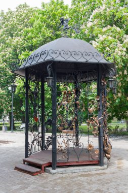 Güzel çardak dövme metalden yapılmış. Donetsk, Ukrayna
