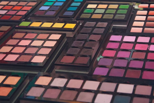 Skuggor för make-up av en mängd olika färger på stativet. — Stockfoto