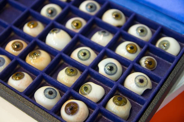 Ojos protésicos con pupilas de diferentes colores en el soporte. Medicina —  Fotos de Stock