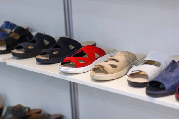 Variedad de sandalias en el mostrador. Zapatos — Foto de Stock