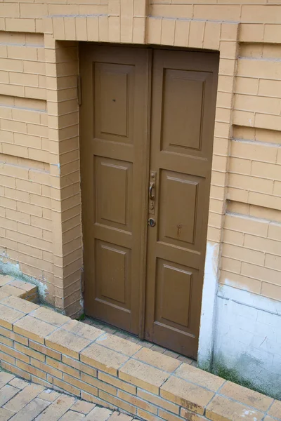 Porta de madeira castanha para a cave. Arquitetura — Fotografia de Stock