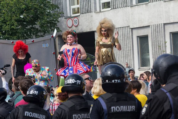 Киев, Украина - 18 июня 2017 года: Колонна участников парада равенства под охраной правой гвардии — стоковое фото