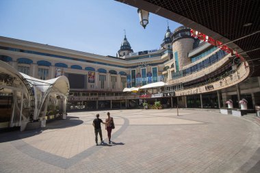 Kiev, Ukrayna - 18 Haziran 2017: Çift bir boş eğlence ve alışveriş merkezi öğlen olduğunu