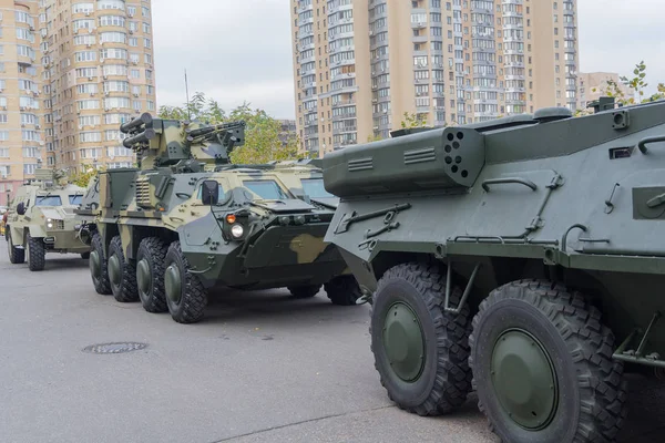 Colonne de véhicules blindés de transport de troupes dans la rue près du parc des expositions — Photo