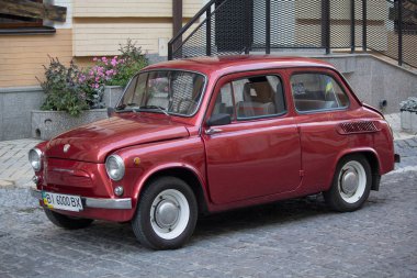 Kiev, Ukrayna - 20 Eylül 2015: Retro Sovyet yapımı araba Zaz sokak Vozdvizhenskaya Park