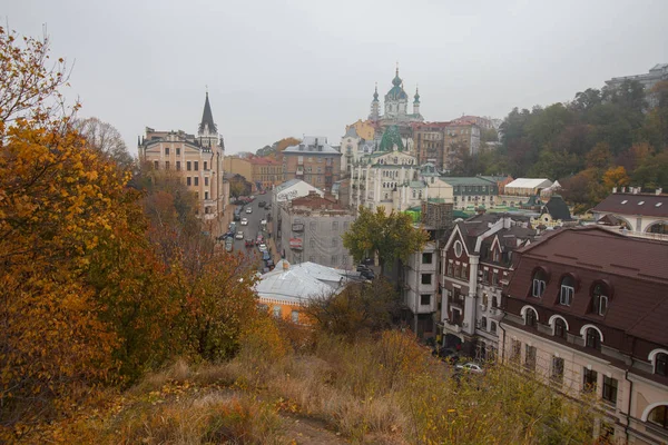Régi házak, a Vozdvizhenska utca és a Szent András-temploma. Ukrajna — Stock Fotó