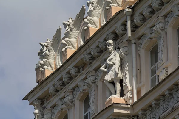 Elementos decorativos de la fachada de un edificio vintage. Kiev — Foto de Stock