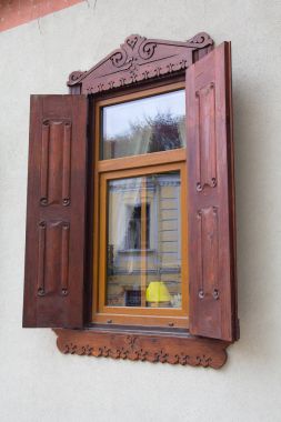 Plastik pencere ahşap ile stilize retro panjurlar