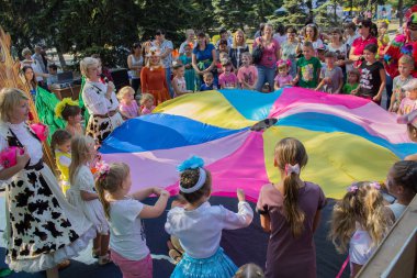 Makeevka, Ukrayna - 26 Ağustos 2017: Çocuk kentin günü kutlama şehir merkezinde akşam yarışmaya katılmak