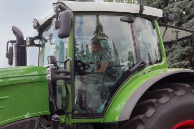 Modern traktör kabini kapatın. Tarım