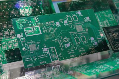 Elektronik bileşenlerin imalatı için çeşitli baskı devre kartları, demir çubuklar. Sanayi
