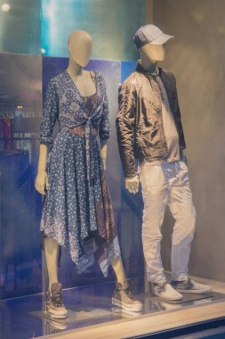 Penceredeki kadın ve erkek mankenler. Moda