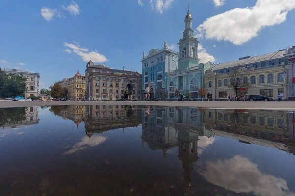 Plaza del contrato después de la lluvia de Kiev, Ucrania — Foto de Stock