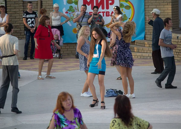 Donetsk, Ukraine - August 27, 2017 - Dancers on the open dance floor during the celebration of the City Day — Stock Photo, Image