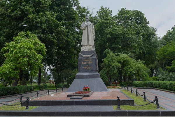 Kiev, Ukraina - 24 juni 2017: Monument till sovjetiska allmänna Vatutin — Stockfoto