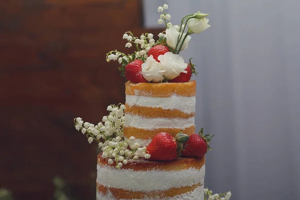 Pastel de boda con merengue y fresas primer plano. Postres — Foto de Stock