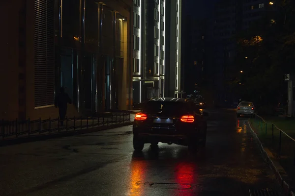 Nacht straat en auto's in de regen — Stockfoto
