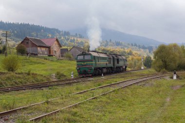 Güneşin yaktı kırsal kesimde tren. Karpatlar, Ukrayna