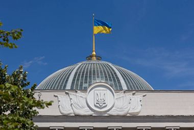 Ukrayna bayrağı parlamento Kiev üzerinde sallayarak