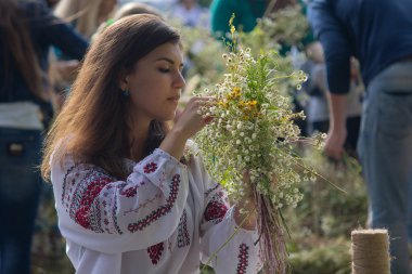 Kiev, Ukrayna - 06 Temmuz 2017: Kız Ivan Kupala ulusal tatil onuruna Festivali'nde bir çelenk otlar ve çiçek çelenk