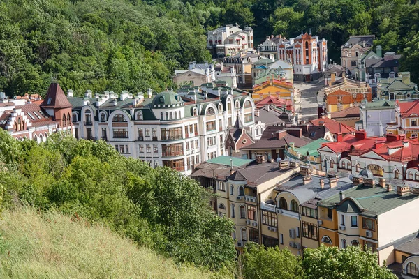 Çok renkli evler yeşil ağaçlarıyla çevrili. Kiev, Ukrayna