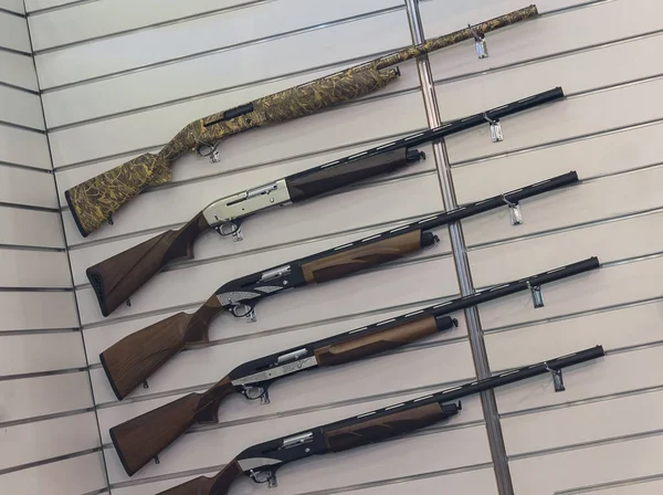 Av tüfekleri mağaza stand. Satış