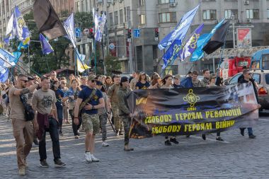 Kiev, Ukrayna - 07 Temmuz 2017: Khreshchatyk'a cadde boyunca milliyetçi partilerin temsilcileri alay