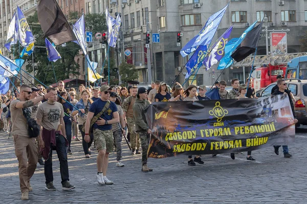 Kiev, Ukrayna - 07 Temmuz 2017: Khreshchatyk'a cadde boyunca milliyetçi partilerin temsilcileri alay