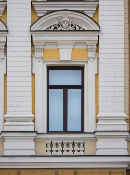 White plastic window made in a classic style. Architecture — Stock Photo, Image