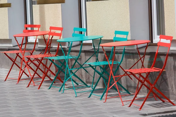Renkli masa ve sandalye bir sokak Cafe. Şehir.